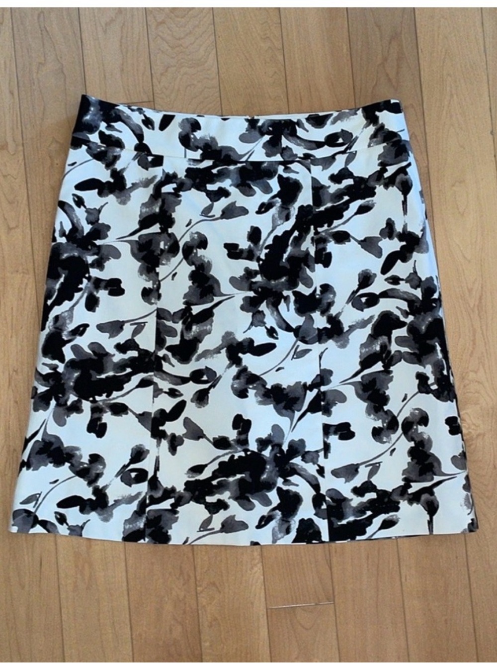 H&M Black and White Floral A-Line Skirt size 8 watercolor